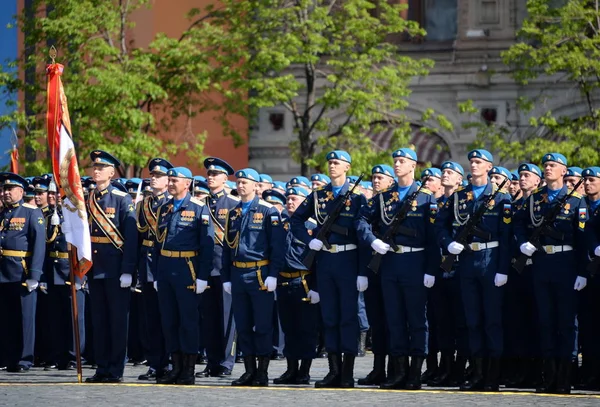 Cadetes da Academia da Força Aérea durante o desfile na Praça Vermelha em homenagem ao Dia da Vitória . — Fotografia de Stock