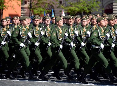  Kızıl Meydan geçit onuruna Zafer Bayramı sırasında 38 ayrı demiryolu tugay'nın askerlik.