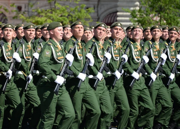 Soldados de la 38ª brigada ferroviaria separada durante el desfile en la Plaza Roja en honor al Día de la Victoria . —  Fotos de Stock