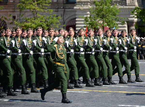 Στρατιωτικούς της ταξιαρχίας 38η ξεχωριστό σιδηροδρόμων κατά την παρέλαση στην Κόκκινη Πλατεία προς τιμήν του την ημέρα της νίκης. — Φωτογραφία Αρχείου