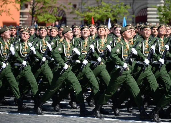 Militaires de la 38e brigade ferroviaire séparée lors du défilé sur la Place Rouge en l'honneur du Jour de la Victoire . — Photo