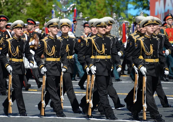 Soldiers of the guard of honor of the separate Commandant's Transfiguration Regiment at the military parade in honor of the Victory Day. — Stock Photo, Image