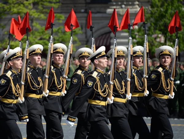 Soldaten van de erewacht van de afzonderlijke Commandant Transfiguratie Regiment tijdens de militaire parade ter ere van de dag van de overwinning. — Stockfoto