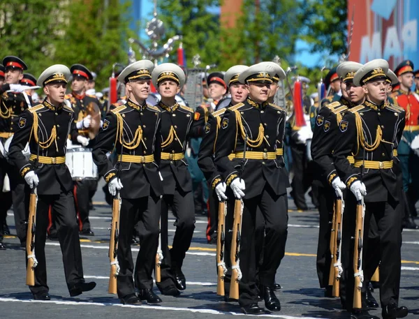 Soldados da guarda de honra do Regimento de Transfiguração do Comandante separado no desfile militar em honra do Dia da Vitória . — Fotografia de Stock