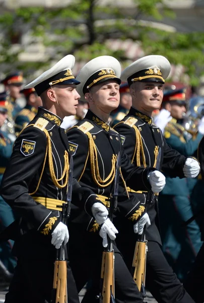 Żołnierze straży honoru oddzielne komendant pułku Przemienienia Pańskiego w paradę z okazji dnia zwycięstwa. — Zdjęcie stockowe