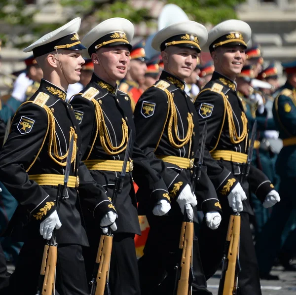 Soldati della guardia d'onore del Reggimento di Trasfigurazione del Comandante separato alla parata militare in onore del Giorno di Vittoria . — Foto Stock