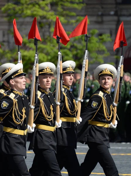 Żołnierze straży honoru oddzielne komendant pułku Przemienienia Pańskiego w paradę z okazji dnia zwycięstwa. — Zdjęcie stockowe