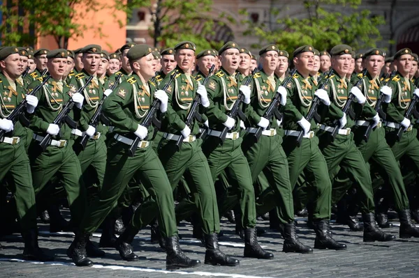 Cadetes da Academia Militar de Radiação, Defesa Química e Biológica no desfile dedicado ao Dia da Vitória . — Fotografia de Stock