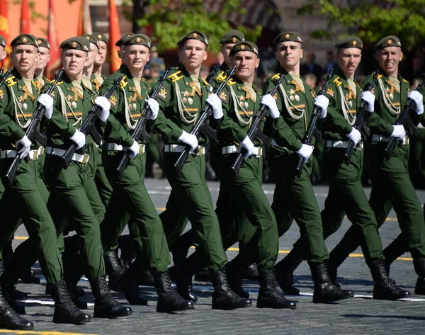 Cadetes de la Academia Militar de Radiación, Química y Defensa Biológica en el desfile dedicado al Día de la Victoria . — Foto de Stock