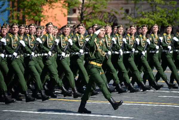 Kadétok, a katonai Akadémia sugárzás, kémiai és biológiai védelem szentelt a győzelem napja Parade. — Stock Fotó