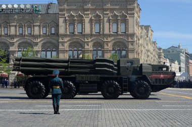  Smerch birden fazla roket fırlatıcı sistemde Kızıl Meydan askeri geçit töreni sırasında zafer günü için özel..