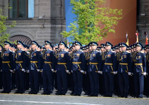 Gli ufficiali dell'Accademia Aeronautica Militare prendono il nome dalla parata del Giorno della Vittoria sulla Piazza Rossa . — Foto Stock
