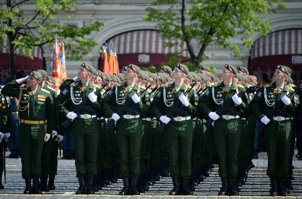 Cadetes de la Academia Espacial Militar llevan el nombre de A.F. Mozhaisky durante el desfile, dedicado al Día de la Victoria en la Plaza Roja . — Foto de Stock