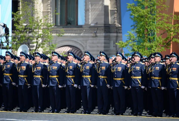 Officieren van de Air Force Academy vernoemd naar de parade van de dag van de overwinning op het Rode plein. — Stockfoto