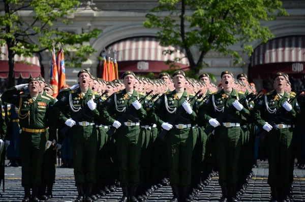 Podchorążych wojskowej Akademii miejsca o nazwie po A.F. Mozhaisky podczas parady, poświęcony dniu zwycięstwa na placu czerwonym. — Zdjęcie stockowe