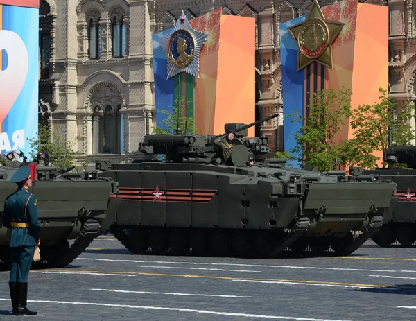 Een infanterie bestrijding voertuig op basis van de crawler platform "Kurganets-25" op de parade ter ere van de dag van de overwinning. — Stockfoto