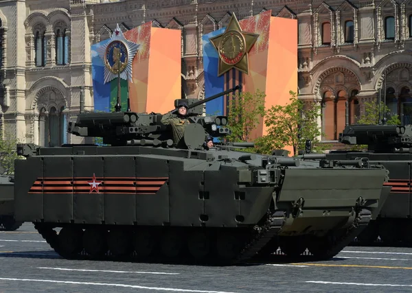 An infantry fighting vehicle based on the crawler platform "Kurganets-25" on the parade in honor of the Victory Day. — Stock Photo, Image