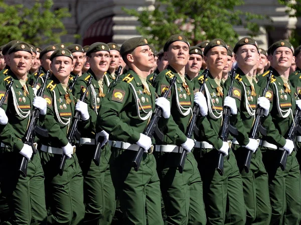 Cadets de l'académie militaire des forces stratégiques de missiles nommée d'après Pierre le Grand lors du défilé militaire . — Photo