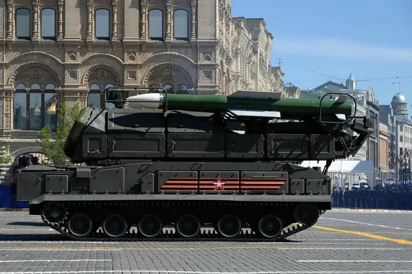 Complexo de mísseis antiaéreos "BUK-M2" durante o desfile militar na praça vermelha em honra do Dia da Vitória . — Fotografia de Stock