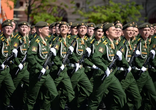 Cadetes de la academia militar de Fuerzas de Misiles Estratégicos nombrados en honor a Pedro Magno en el desfile en honor al Día de la Victoria . —  Fotos de Stock