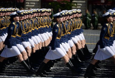  Kızlar-öğrenciler kırmızı kare üzerinde geçit onuruna Zafer Bayramı sırasında askeri Akademisi.