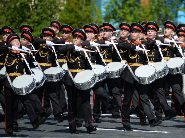 Drummers van de Moskou militaire muziekschool tijdens de parade gewijd aan dag van de overwinning. — Stockfoto