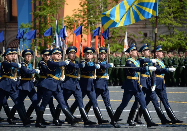 Katonák a becsület, a külön parancsnok színeváltozása ezred a katonai Parade a győzelem napja tiszteletére az őr. — Stock Fotó