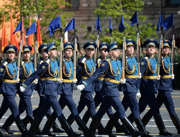 Soldaten der Ehrengarde des Verklärungsregiments des Sonderkommandanten bei der Militärparade zu Ehren des Sieges. — Stockfoto