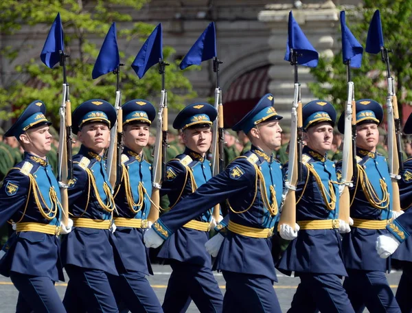 Katonák a becsület, a külön parancsnok színeváltozása ezred a katonai Parade a győzelem napja tiszteletére az őr. — Stock Fotó