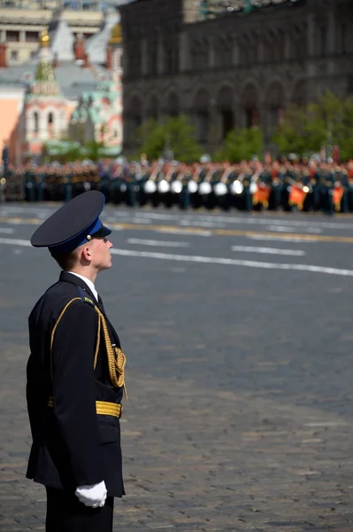 Soldat vid presidentvalet regementet under paraden på Röda torget i Moskva. — Stockfoto