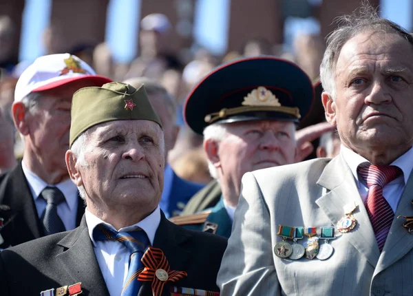 Přehlídka veteránů během dne vítězství na Rudého náměstí v Moskvě. — Stock fotografie