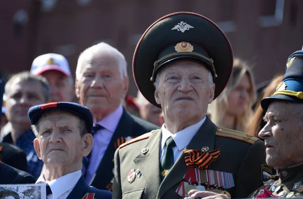 Přehlídka veteránů během dne vítězství na Rudého náměstí v Moskvě. — Stock fotografie