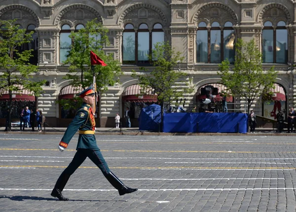 Un soldado de línea durante el desfile dedicado a la Victoria en la Gran Guerra Patria en la Plaza Roja . — Foto de Stock