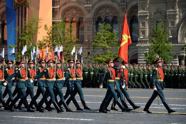 在阅兵仪式上为纪念胜利日而在军事游行中独立指挥官的变形军团的仪仗队士兵. — 图库照片