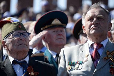   Gaziler Zafer Bayramı sırasında Moskova'nın kırmızı kare üzerinde geçit töreni.