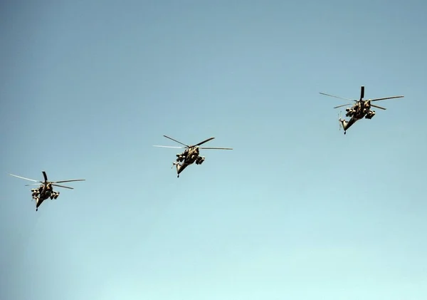 Grupa Mi-28n ataku śmigłowców "Night Hunter" na placu czerwonym podczas parady dzień zwycięstwa. — Zdjęcie stockowe