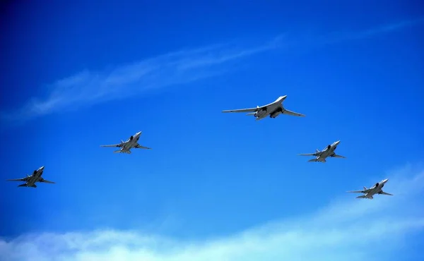 A csoport stratégiai rakéta fuvarozók Tu - 22m 3 és szuperszonikus stratégiai bombázó Tu-160-as menet közben át a piros négyzet alatt a felvonulás. — Stock Fotó