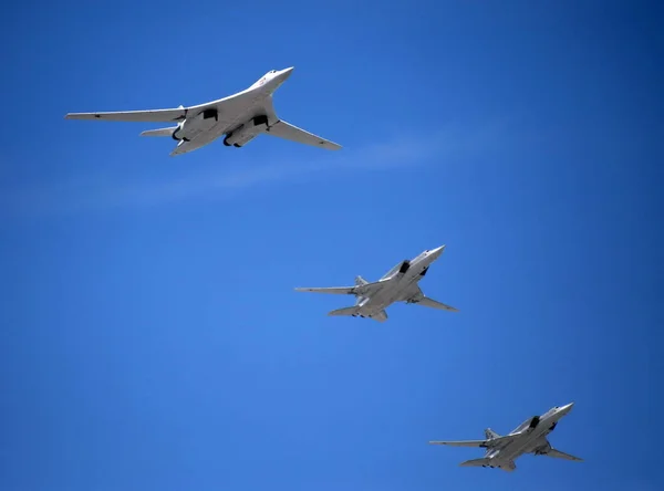 El grupo de portadores estratégicos de misiles Tu-22M3 y el bombardero estratégico supersónico Tu-160 sobrevuelan la Plaza Roja durante el desfile . —  Fotos de Stock