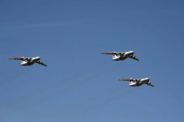 Militära transportflygplan Il-76 Md, under paraden tillägnad Segerdagen, flyga över Röda torget. — Stockfoto
