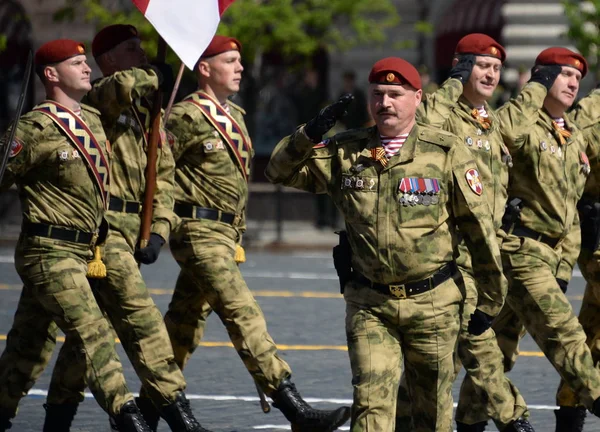 Commandant van een aparte divisie. Dzerzjinski troepen van de nationale garde generaal-majoor Dmitry Cherepanov op de parade. — Stockfoto
