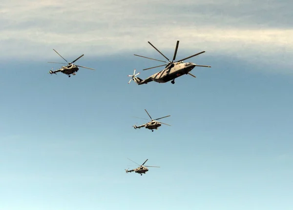 Un grupo de helicópteros Mi-26 y Mi-8 vuelan en el cielo sobre la Plaza Roja durante la celebración del Día de la Victoria . —  Fotos de Stock