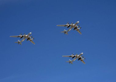  Turboprop stratejik bombardıman uçakları Tu-95 Ms bir grup zafer günü için özel geçit üzerinde kırmızı kare uçmak.