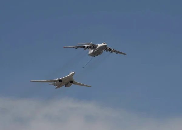 Utántöltés a levegőben egy Tu-160-as repülőgépek egy Il-78-tartályból a győzelem napi felvonulás alatt szimulációja. — Stock Fotó