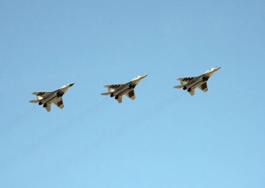  Rusya Hava Kuvvetleri Mig-29 Smt geçit töreni sırasında savaşçıları gökyüzünde kırmızı kare uçmak.