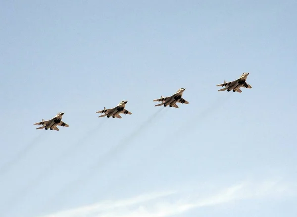 Бойцы ВВС России МИГ-29 СМТ во время парада летят в небо над Красной площадью — стоковое фото