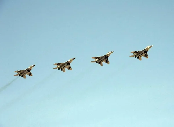 Strijders van de luchtmacht van Rusland Mig-29 Smt tijdens de parade vliegen in de lucht over Rode plein — Stockfoto