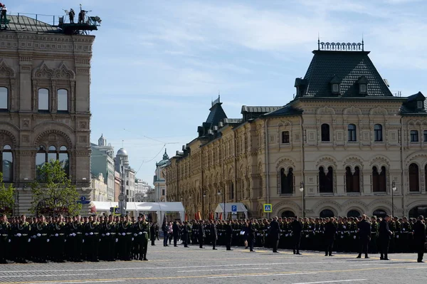 Soldados no desfile militar em honra do Dia da vitória na praça vermelha . — Fotografia de Stock