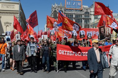  Moskova Merkezi bir gösteri, Joseph Stalin portreleri Komünist Partisi sütun kullanılamıyor.