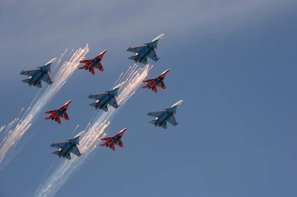MOSCOW, RUSSIA MAY 9, 2018: The "Strizhi" and "Russian Knights" aerobatic teams on the Su-30 SM and MiG-29 airplanes fireworks in the sky over the Red Square during the parade. — Stock Image Moscow Russia May 2018 Strizhi Russian Knights Aerobatic Teams Mig Royalty Free Stock Images