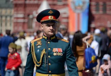  Zafer Bayramı kutlamaları sırasında Moskova Kızıl meydanında Rus ordusunun subay.